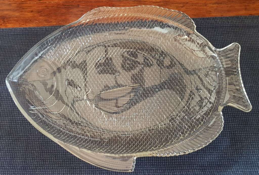 Glass Fish Design serving set. Anchor Hocking glass.