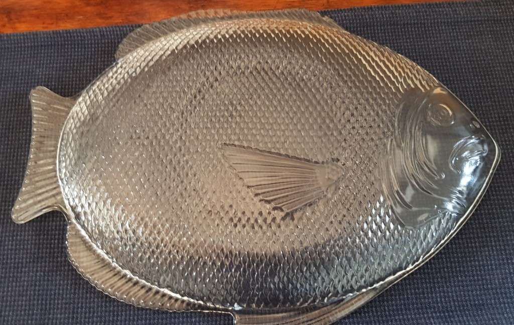 Glass Fish Design serving set. Anchor Hocking glass.