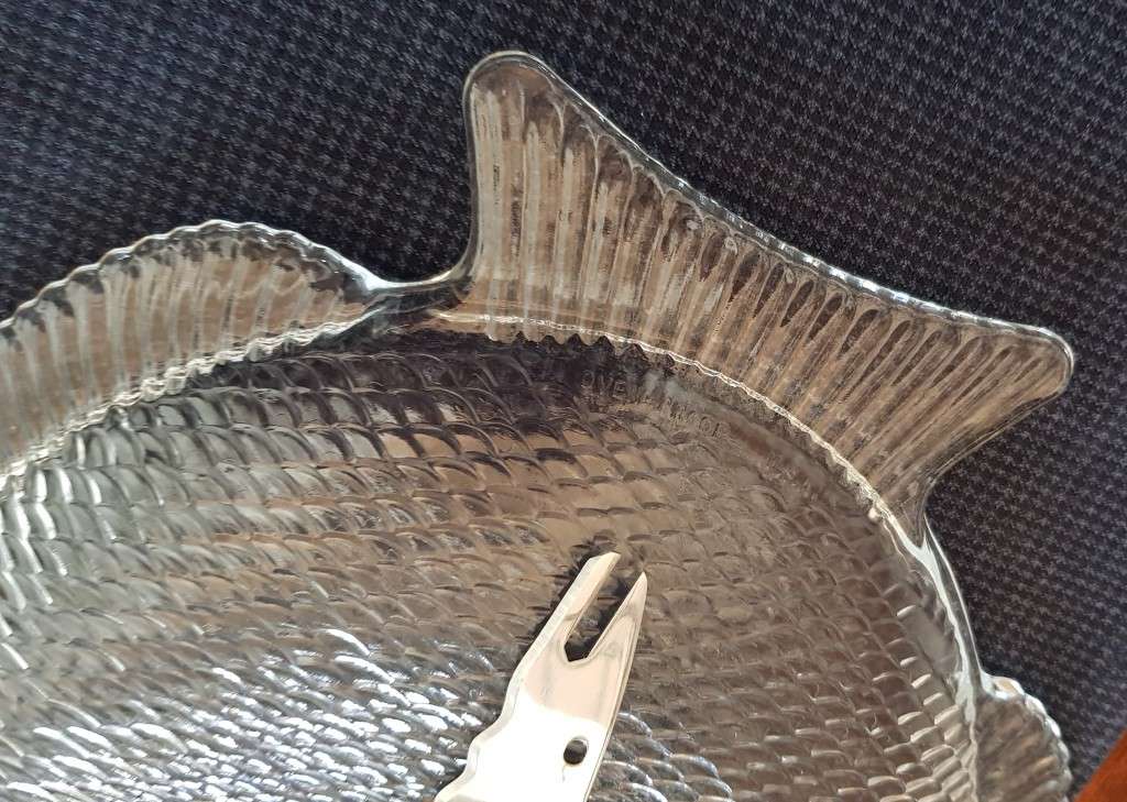 Glass Fish Design serving set. Anchor Hocking glass.