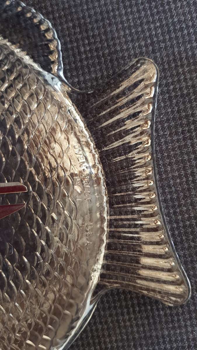 Glass Fish Design serving set. Anchor Hocking glass.