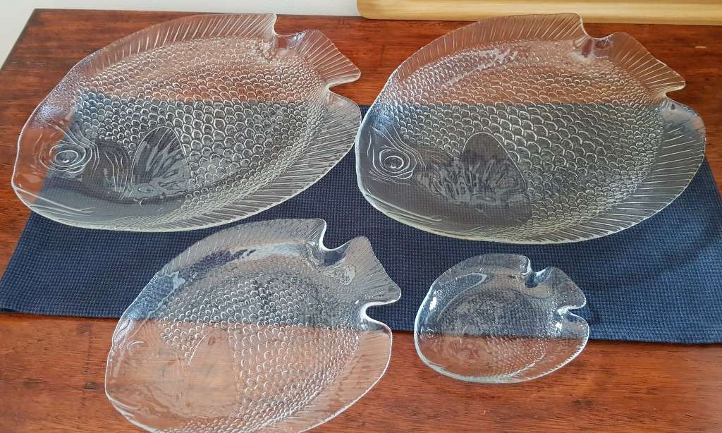 Glass Fish Design serving set. Arcoroc clear pressed glass art fish plates.