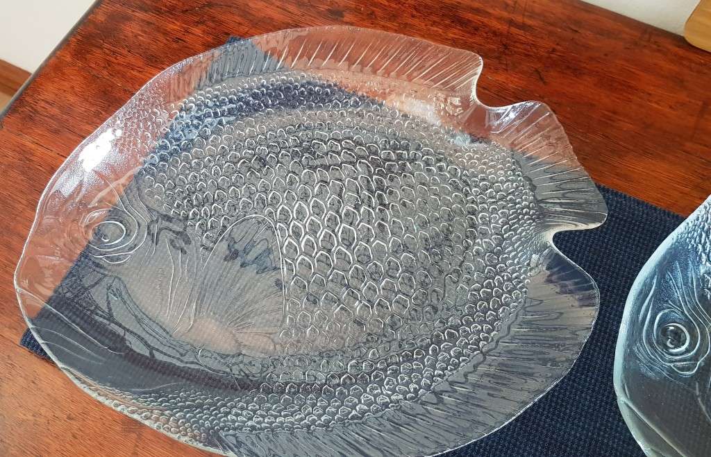 Glass Fish Design serving set. Arcoroc clear pressed glass art fish plates.
