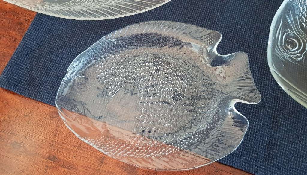 Glass Fish Design serving set. Arcoroc clear pressed glass art fish plates.