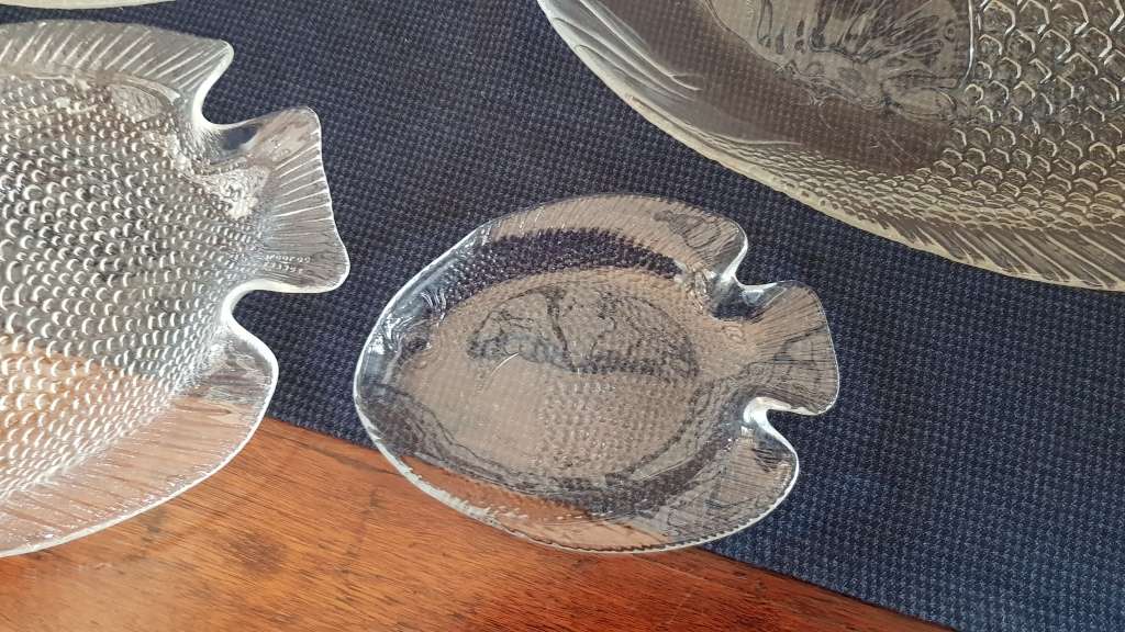 Glass Fish Design serving set. Arcoroc clear pressed glass art fish plates.