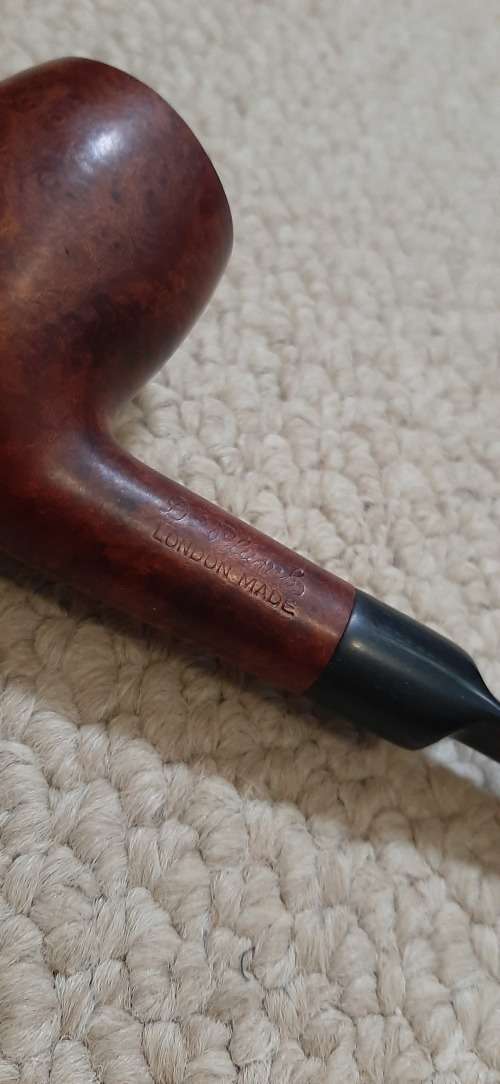 Pipe Stand and 3 Pipes