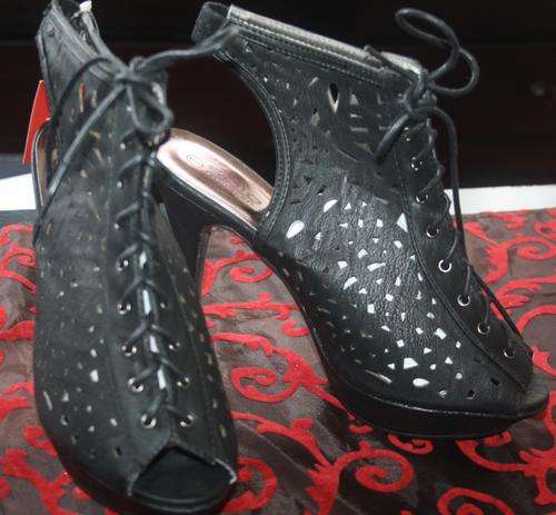 "GET READY FOR WINTER - STEP OUT IN STYLE" SOLO BLACK HIGH HEELS SIZES 7 & 8