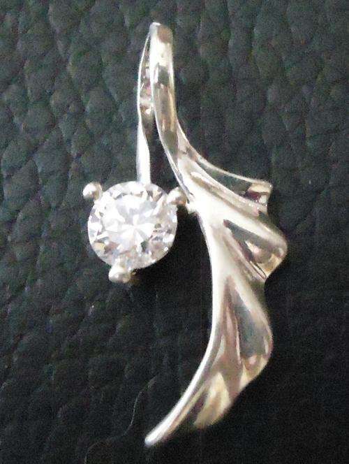 STUNNING cz STONE PENDANT IN SILVER