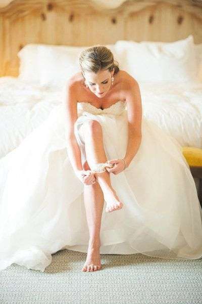 SALE!!!   HIGH QUALITY EXQUISITE BRIDE'S  PRETTY LACE GARTER WITH  RHINESTONE HEART AND SATIN  BOW