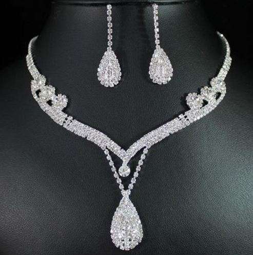 STRIKING BOXED JEWELLERY SET  - BRIDAL JEWELLERY -  NECKLACE AND EARRING  ACCESSORY SET