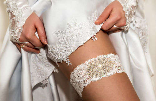 BEAUTIFUL LACE AND  RHINESTONE GARTER - IVORY - ALSO AVAILABLE IN WHITE