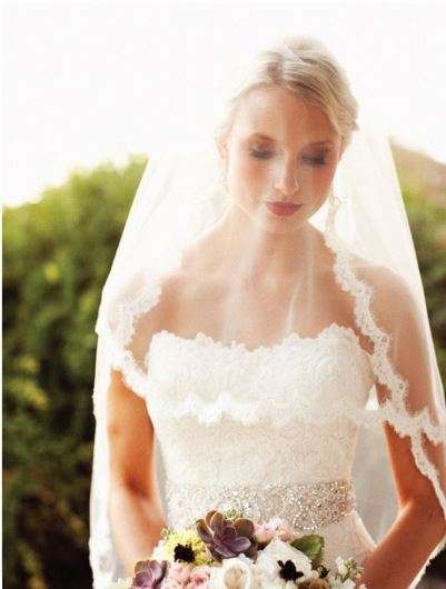 WHITE 1 TIER CLASSIC ELBOW LENGTH BRIDE'S VEIL WITH LACE TRIMMING  WITH COMB - STUNNING