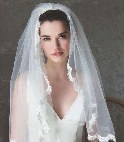 WHITE 1 TIER CLASSIC ELBOW LENGTH BRIDE'S VEIL WITH LACE TRIMMING  WITH COMB - STUNNING