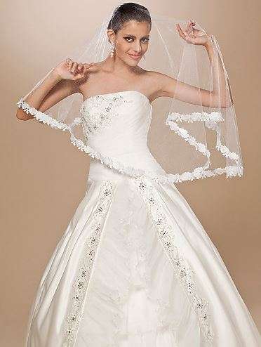 WHITE ELBOW LENGTH WEDDING BRIDE'S VEIL  WITH SMALL FLORAL APPLIQUE EDGING - NO COMB