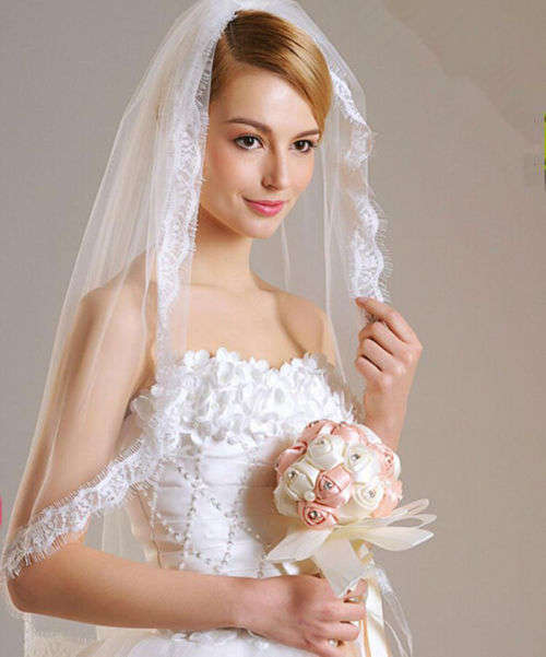 WHITE 1 TIER CLASSIC ELBOW LENGTH BRIDE'S VEIL WITH LACE TRIMMING  WITH COMB - STUNNING