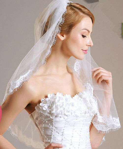 WHITE 1 TIER CLASSIC ELBOW LENGTH BRIDE'S VEIL WITH LACE TRIMMING  WITH COMB - STUNNING
