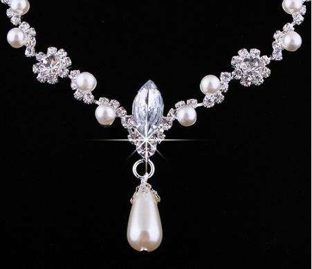 GORGEOUS BRIDAL JEWELLERY SET - FAUX PEARL AND RHINESTONE NECKLACE AND EARRING SET