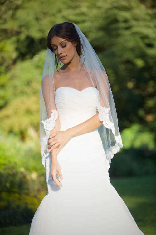 IVORY1 TIER CLASSIC ELBOW LENGTH BRIDE'S VEIL WITH LACE TRIMMING  WITH COMB - STUNNING