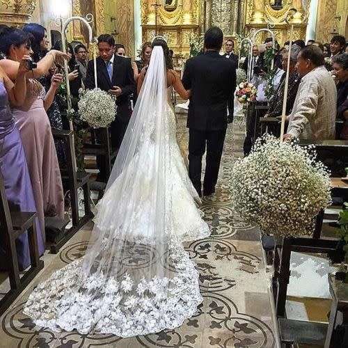 LUXURIOUS AND STUNNING  WHITE 2.7 M CATHEDRAL VEIL WITH LACE EDGE WITH COMB