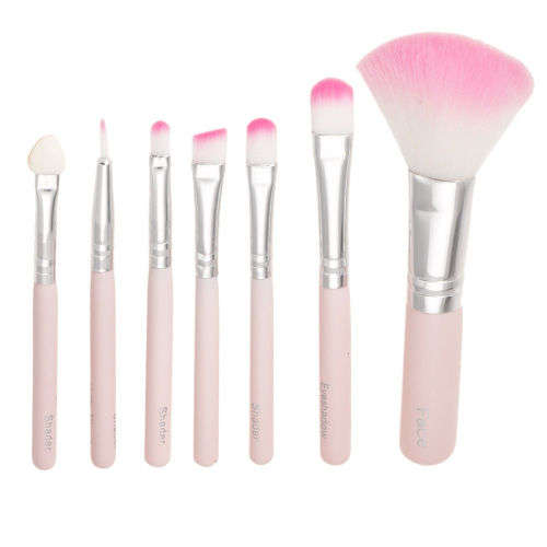 7 pcs HELLO KITTY PRETTY PINK MAKE-UP BRUSH KIT  -  PROFESSIONAL TOOLS FOR YOUR MAKE-UP RAGIME