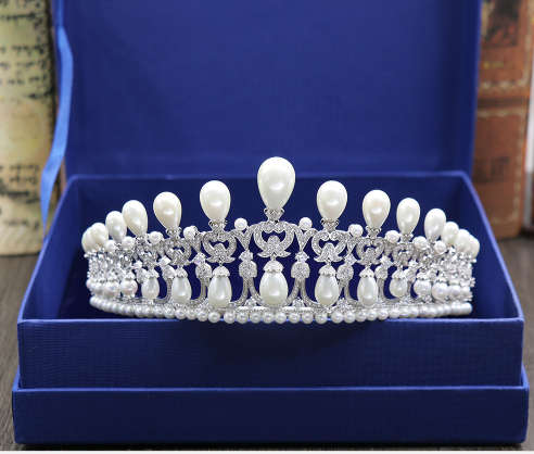 ABSOLUTELY AMAZINGLY BEAUTIFUL BRIDE'S TIARA / CROWN WITH IVORY PEARLS AND SPARKLING CRYSTALS