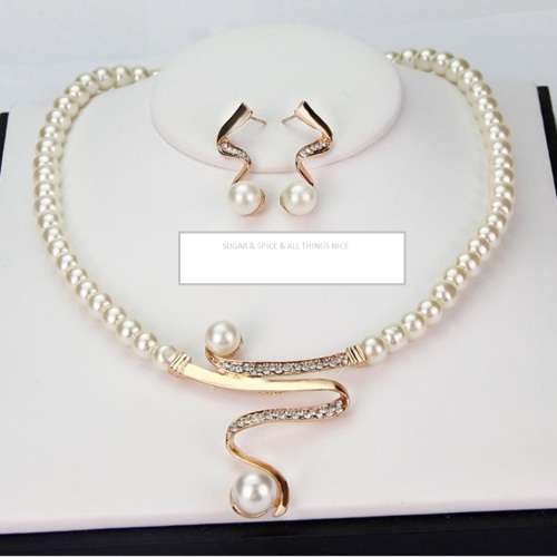 GORGEOUS BRIDAL JEWELLERY SET - FAUX PEARL AND RHINESTONE NECKLACE AND EARRING SET IN GOLD PLATING
