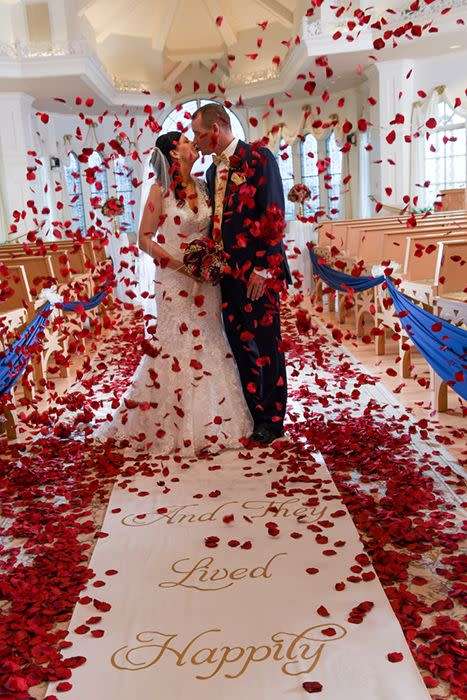 1 000  DEEP  RED SILK  ROSE PETALS - USE FOR PHOTO PROP/TABLE DECOR/ROMANTIC SETTING