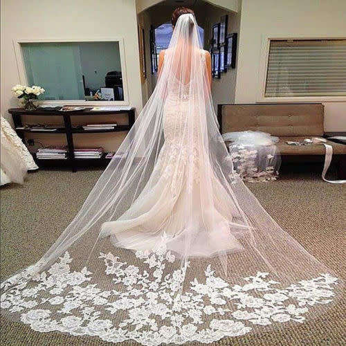 LUXURIOUS AND STUNNING  WHITE  2.7 M CATHEDRAL VEIL WITH LACE EDGE WITH COMB