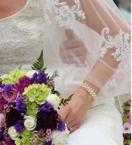 WHITE 1 TIER STUNNING ELBOW LENGTH BRIDE`S VEIL WITH LACE AND CRYSTALS