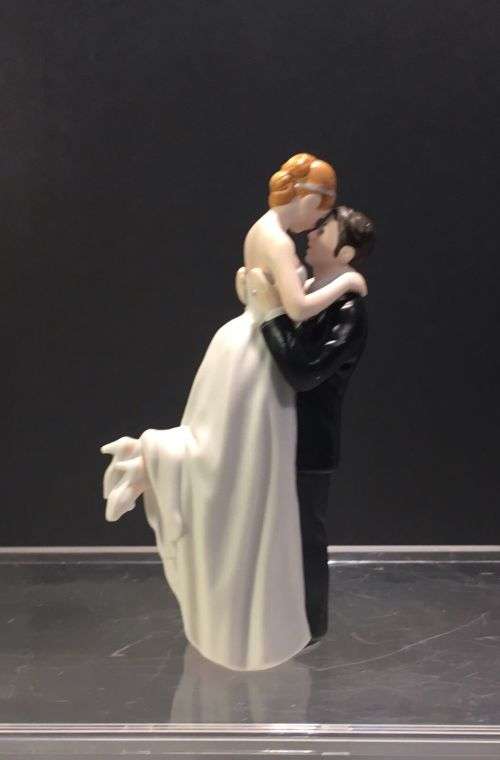 GORGEOUS AND  ROMANTIC RESIN WEDDING OR ENGAGEMENT CAKE TOPPER  - STUNNING KEEPSAKE