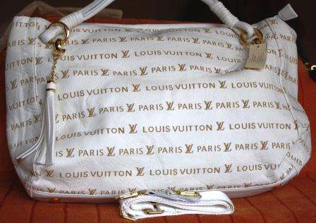 LARGE CREAM LEATHER TOUCH LOUIS VUITTON HANDBAG WITH GOLD DETAILING