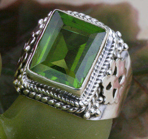 "PRICE REDUCED" GENUINE PERIDOT QUARTZ RING CRAFTED IN HALLMARKED 925 STERLING SILVER