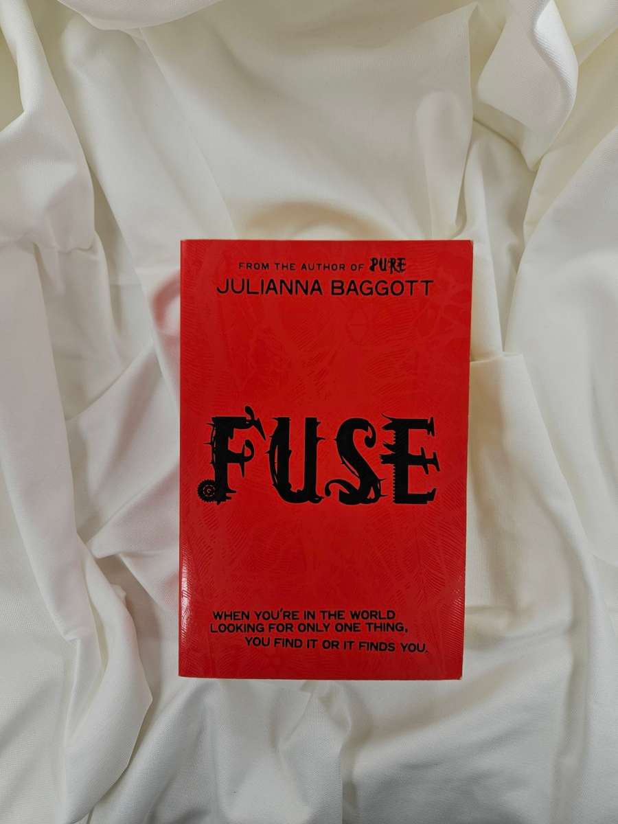 Fuse by Julianna Baggott - Paperback