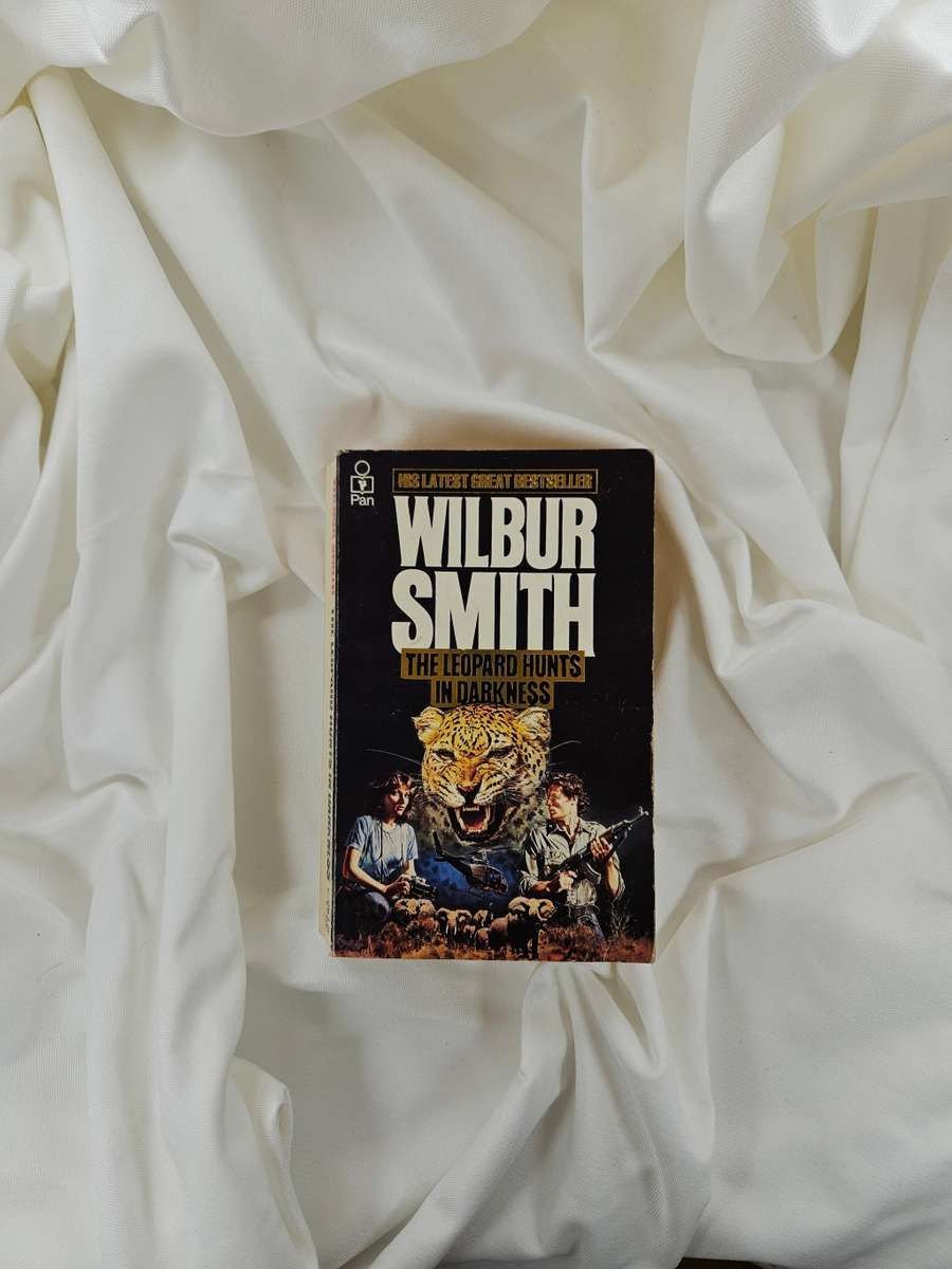 The Leopard Hunts in Darkness by Wilbur Smith - Paperback