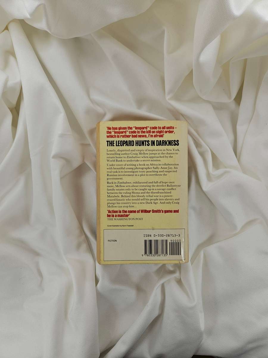 The Leopard Hunts in Darkness by Wilbur Smith - Paperback