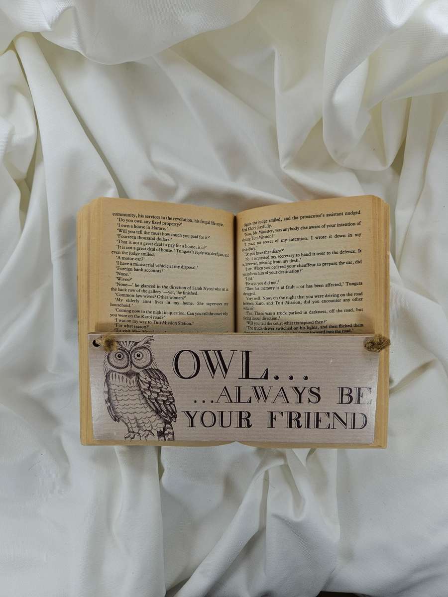 The Leopard Hunts in Darkness by Wilbur Smith - Paperback