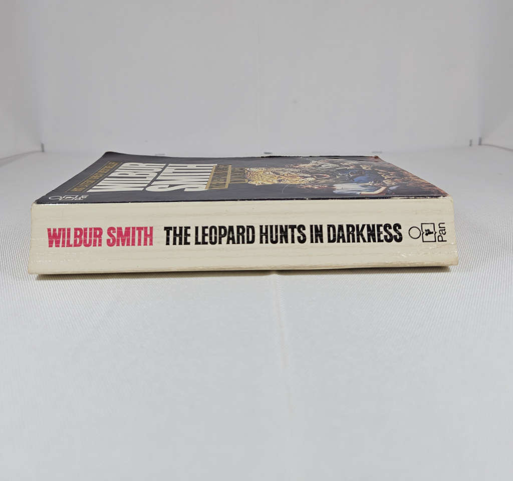 The Leopard Hunts in Darkness by Wilbur Smith - Paperback