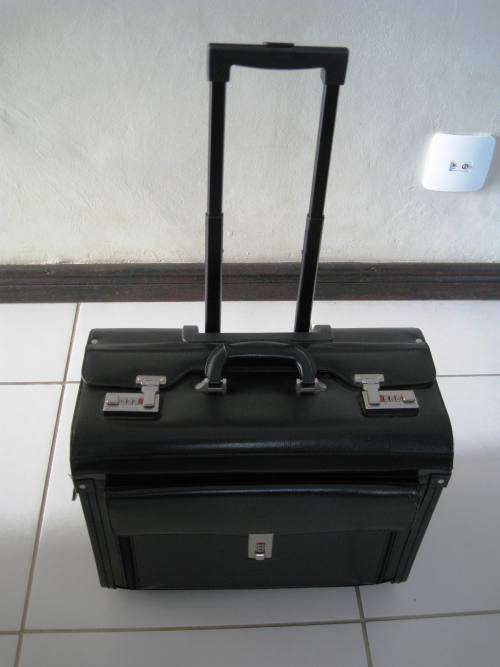 LARGESS Rolling 17" Laptop Briefcase on Wheels Attache Lawyers Case Legal Size - like new!