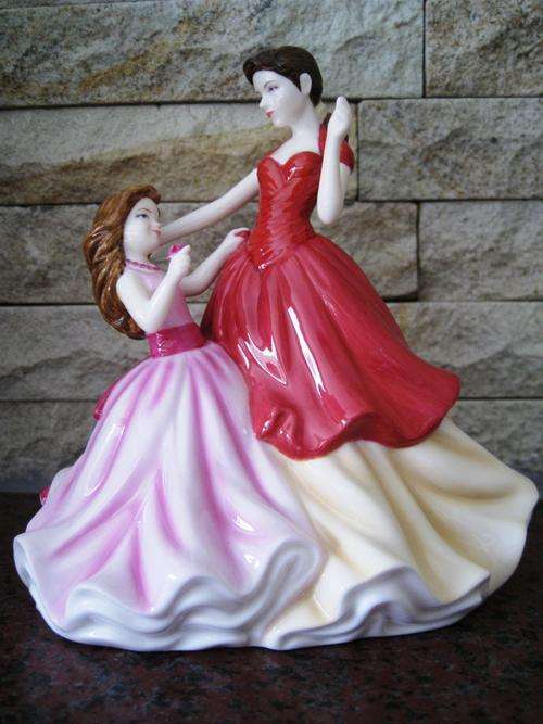 Royal Doulton Figurine Pretty Ladies A Gift for Mother Petite Brand New