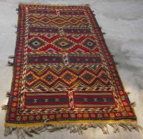 STUNNING VINTAGE HANDWOVEN CARPET