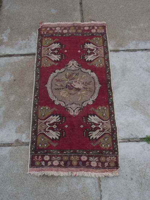 STUNNING VINTAGE HAND MADE PERSIAN CARPET