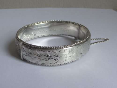 GORGEOUS BIRMINGHAM HALLMARKED STERLING SILVER CLIP BANGLE WITH SAFETY CHAIN, MAKERS MARK JS