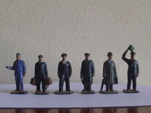 6 X LEAD CAST RAIL FIGURES