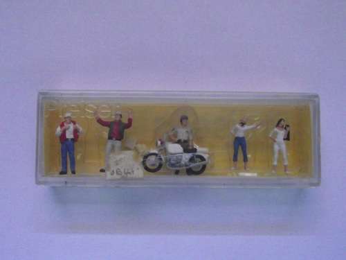 PREISER 0177 POLICEMAN WITH MOTOR BIKE AND PEDESTRIANS