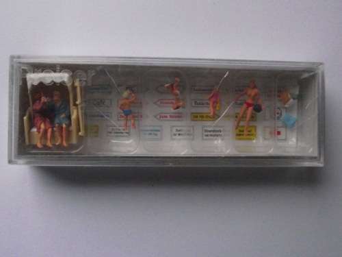 PREISER HO 1.87 COUPLE IN THE BEACH CHAIR , PLAYING CHILDREN