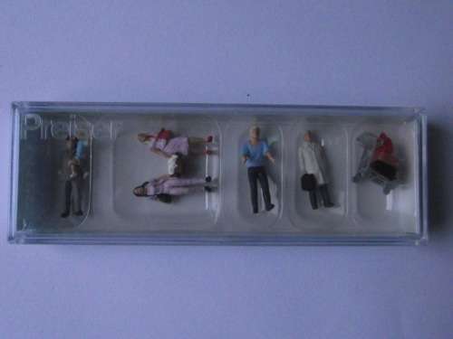 PREISER HO 1:87  TRAVELERS AT THE TRAIN STATION