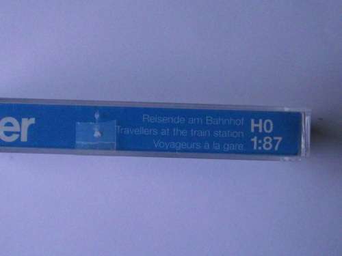 PREISER HO 1:87  TRAVELERS AT THE TRAIN STATION