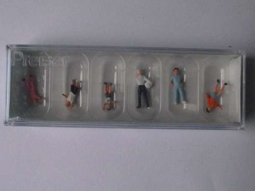 PREISER HO 1:87  CHILDREN PLAYING BALL