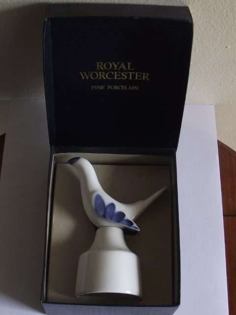 STUNNING VINTAGE ROYAL WORCESTER FINE PORCELAIN 2 PIECE BLUE AND WHITE PIE BIRD