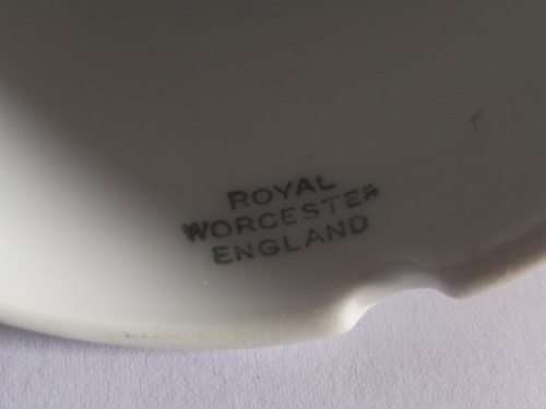 STUNNING VINTAGE ROYAL WORCESTER FINE PORCELAIN 2 PIECE BLUE AND WHITE PIE BIRD