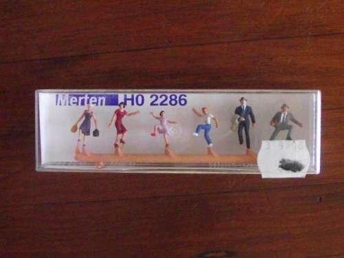 MERTEN HO SCALE PEDESTRIANS CLIMBING STAIRS ---- BOX 2286